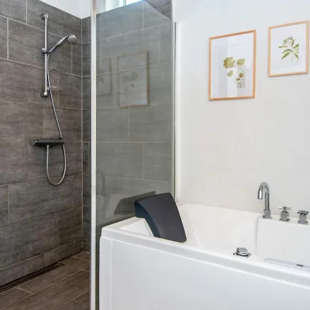 Lush 7 Guest In Nyaraló